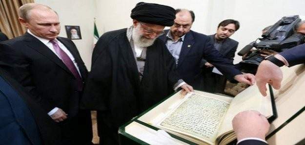 Putin, Hamaney'e en eski el yazısı nüshalı Kur'an-ı Kerim hediye etti