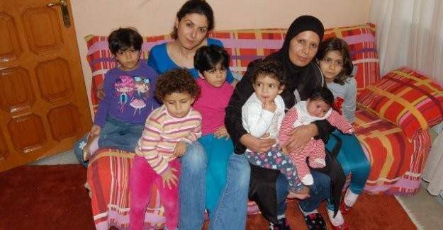 Suriyeli aileye evinin kapılarını açtı!