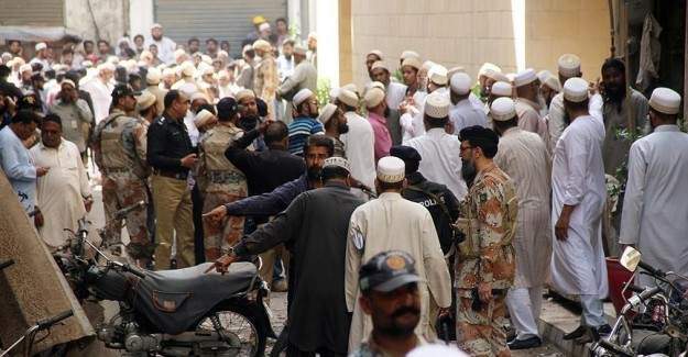 Pakistan'da bombalı saldırı: 10 ölü