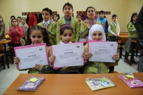 Suriyeli öğrenciler'in karne sevinci