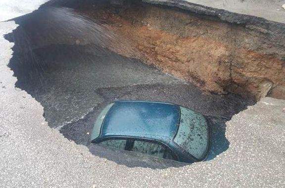 Ankara'da yol çöktü, otomobil 3 metrelik çukura düştü!