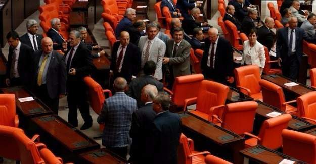 Dokunulmazlık oylamasında CHP'li vekiller Meclisi terk etti!