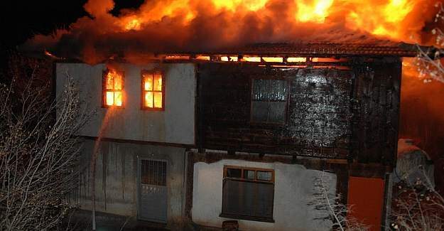 Kastamonu'da yangın: 3 ev 2 ambar yandı