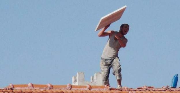 Paralarını alamayan işçiler çatıda eylem yaptı