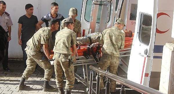 Hakkari'de zırhlı araç devrildi; 3 asker yaralı