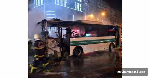 Adana'da seyir halindeki otobüs alev aldı