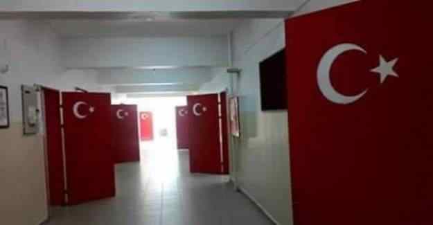Denizli'de okulun Türk bayrağı şeklindeki kapılarına soruşturma