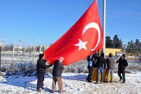 Akçakale Belediyesi'nden sınıra dev Türk bayrağı