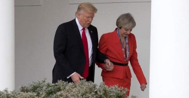 Donald Trump ve Theresa May'in el ele tutuşmasının nedeni