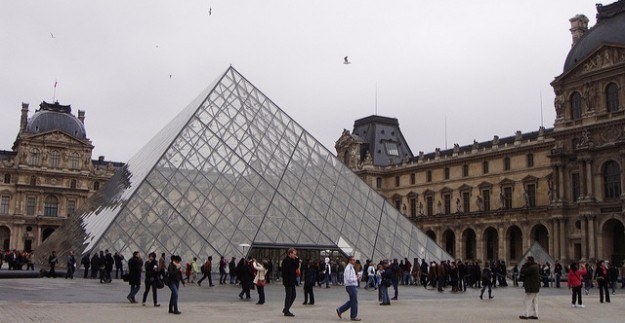 Paris'te silahlı çatışma - Louvre Müzesi boşaltıldı