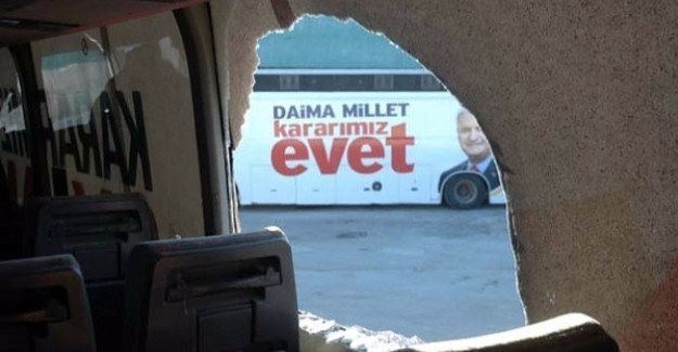 AKP'nin seçim otobüsüne saldırı