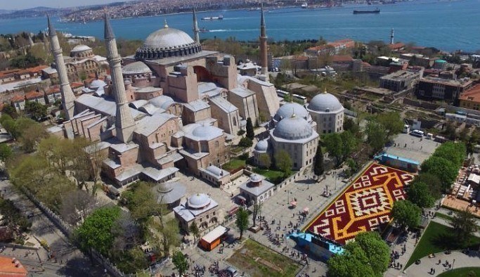 Dünya'nın en büyük 'canlı lale halısı' Sultanahmet Meydanı’nda