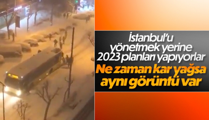 İstanbul'da yolcular, yolda kalan otobüsü itti