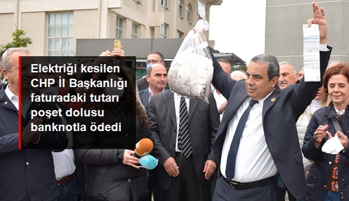 CHP Bursa İl Başkanlığı, elektriklerinin kesilmesinin ardından fatura borcunu 5 TL'lik banknotlarla ödedi
