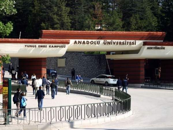 Anadolu Üniversitesi'nde afiş kavgası