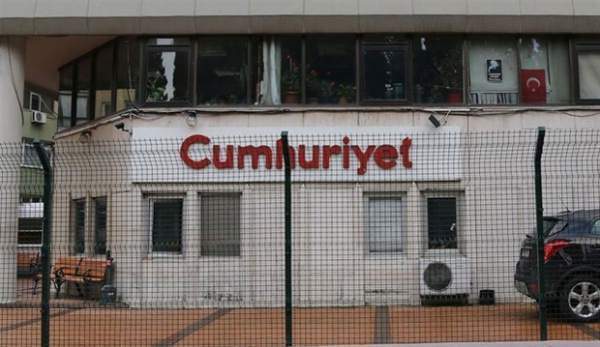 Cumhuriyet Gazetesi'ne saldırı ihbarı: Polis yolu kapattı