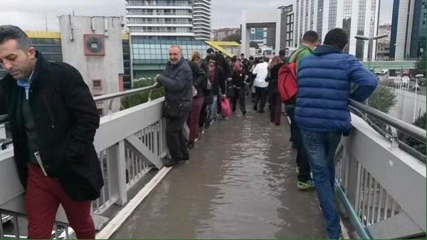 İstanbul'da üst geçidi su bastı