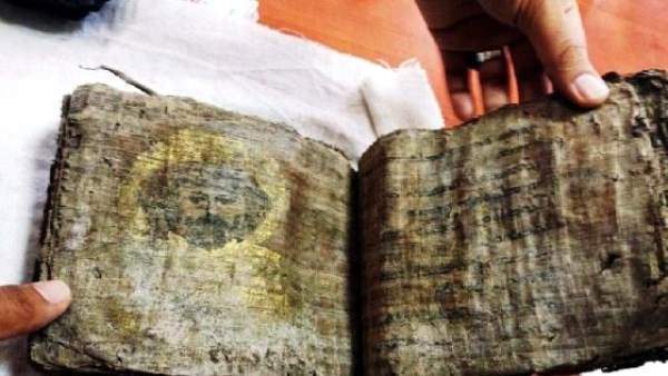 Kaçakçıların evinden 1000 yıllık İncil çıktı