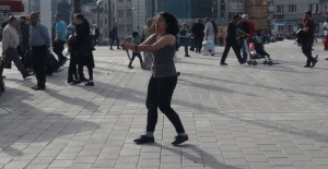 Taksim Meydanında bıçaklı kadın paniği