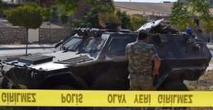 Van'da askeri araç devrildi