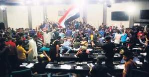 Irak Parlamentosu yağmalandı