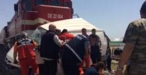 Elazığ'da feci kaza! Tren minibüse çarptı: 8 ölü
