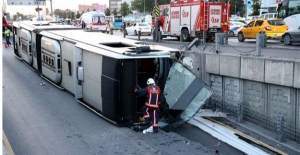 İstanbul, Cevizlibağ'da metrobüs devrildi!