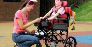 Engelli çocuğuna bakan anne erken emekli olabilir!