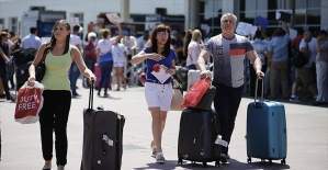 Rus turist kafilesini taşıyan ilk uçak Antalya'da