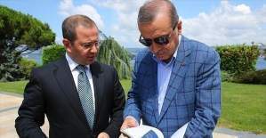Cumhurbaşkanı Erdoğan AA'nın “Dakika Dakika FETÖ'nün Darbe Girişimi“ kitabını inceledi