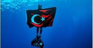Şahika Ercümen, 30 Ağustos için su altında Türk Bayrağı açtı