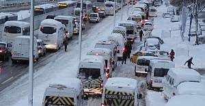 İstanbul'da beklenen kar trafiği durdurdu