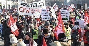 Almanya'da kamu çalışanlarından 'adil maaş' grevi