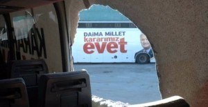 AKP'nin seçim otobüsüne saldırı