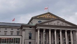 Almanya Münih'teki opera binasına 'nein' (hayır) bayrağı dikti!
