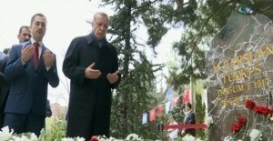 Erdoğan'dan Alparslan Türkeş'in mezarına sürpriz ziyaret