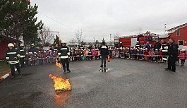 İtfaiye ekiplerinden anaokulu öğrencilerine yangın söndürme eğitimi