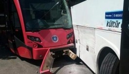 Bursa'da tramvay ile otobüs çarpıştı