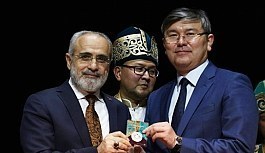 Cumhurbaşkanı Başdanışmanı Yalçın Topçu'ya Kazak Hatıra Parası "Gökbörü" Hediye Edildi