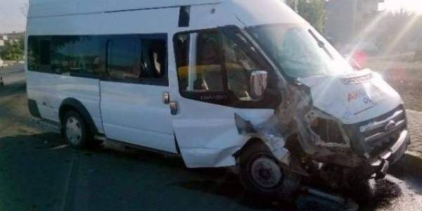 Van'da servis kazası 4 yaralı