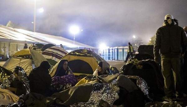 Yüzlerce sığınmacı Avusturya'ya geçmek için bekliyor